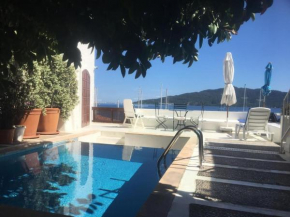 Castle81homes Yellow-Sarı , Sea View House